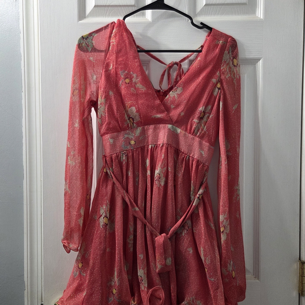 Elegant Pink Long Sleeve Dress with Floral Accents - Picture 2 of 6